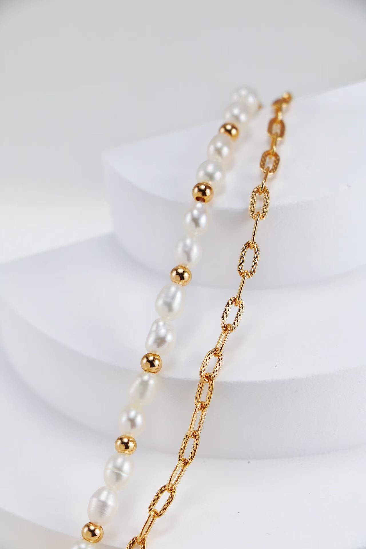 Détail de la chaîne dorée texturée et des perles d’eau douce blanches