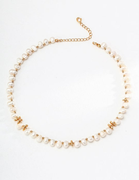 Collier Éclats de Sable avec perles baroques et éléments dorés sur fond blanc