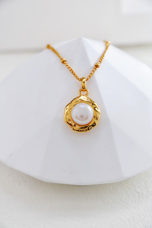 Collier pendentif perle naturelle sur chaîne dorée MeiPerle, présenté sur fond blanc