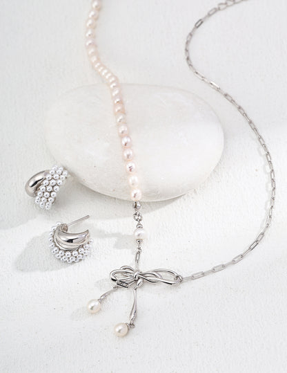 Détail du nœud argenté et perles naturelles sur collier Ruban Nacré