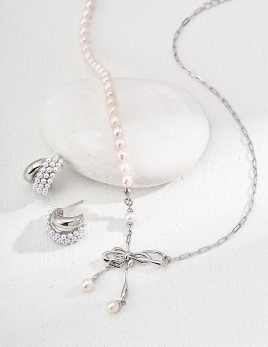 Détail du nœud argenté et perles naturelles sur collier Ruban Nacré