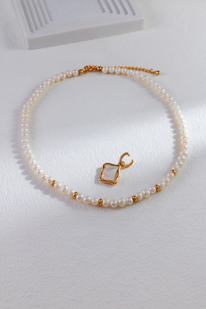 Perles d’eau douce et fermoir mousqueton du collier Reflet de Nacre