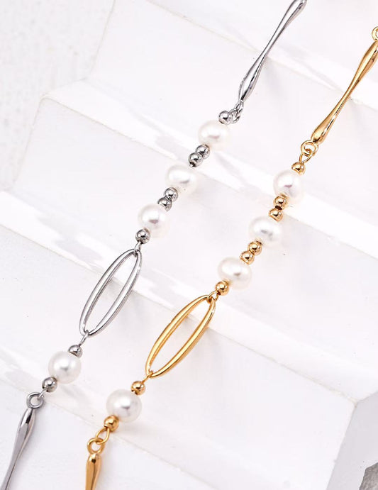 Détail du collier en perles naturelles doré et argenté – chaîne et fermoir