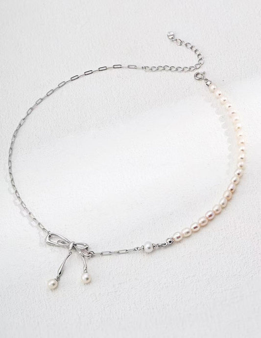 Collier S925 avec perles naturelles et pendentif nœud argenté vu de face