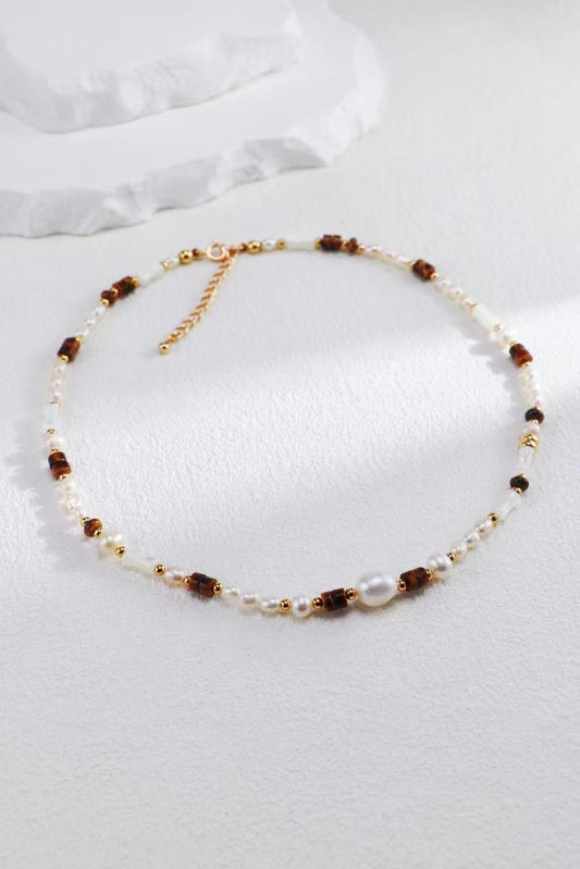 Collier Chaleur de Terre en perles naturelles et œil de tigre sur fond blanc