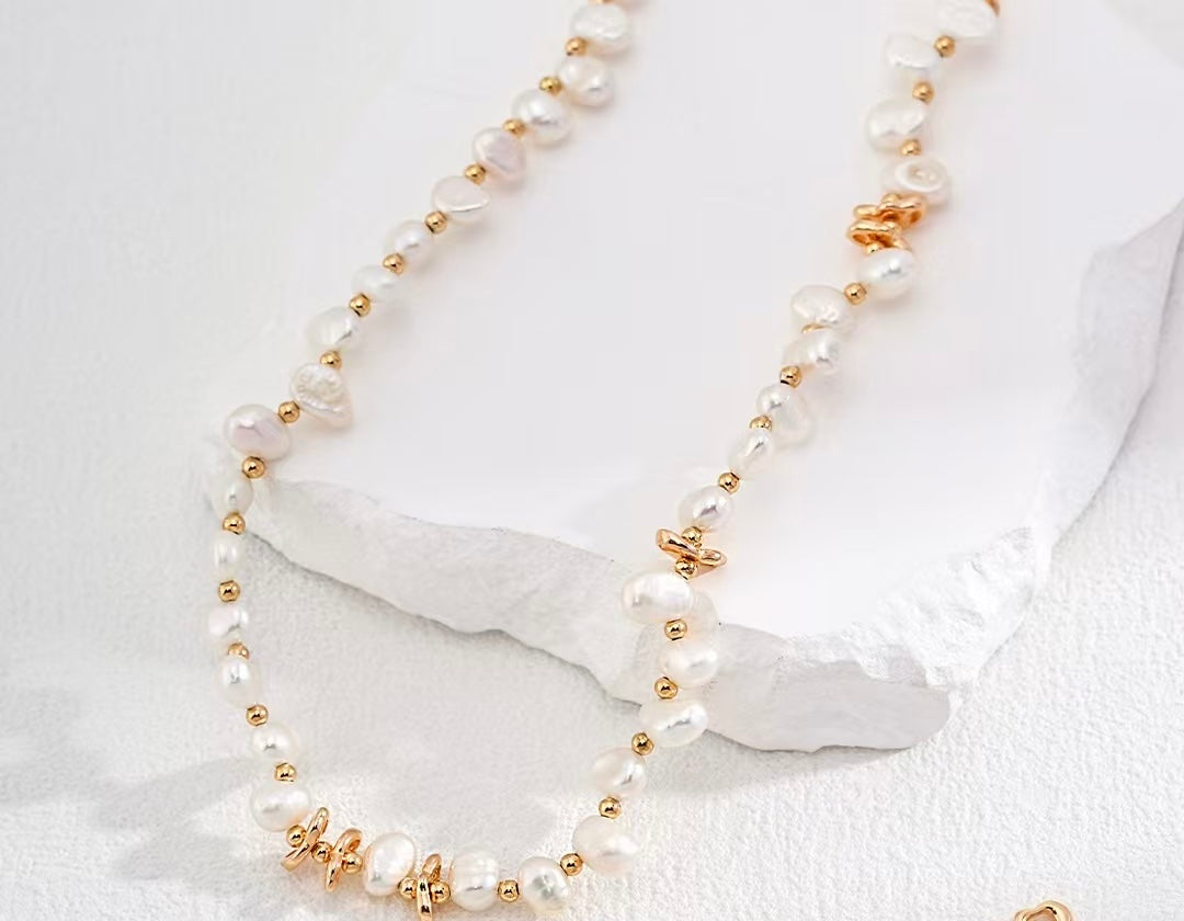 Détail du fermoir et des perles baroques du collier Éclats de Sable