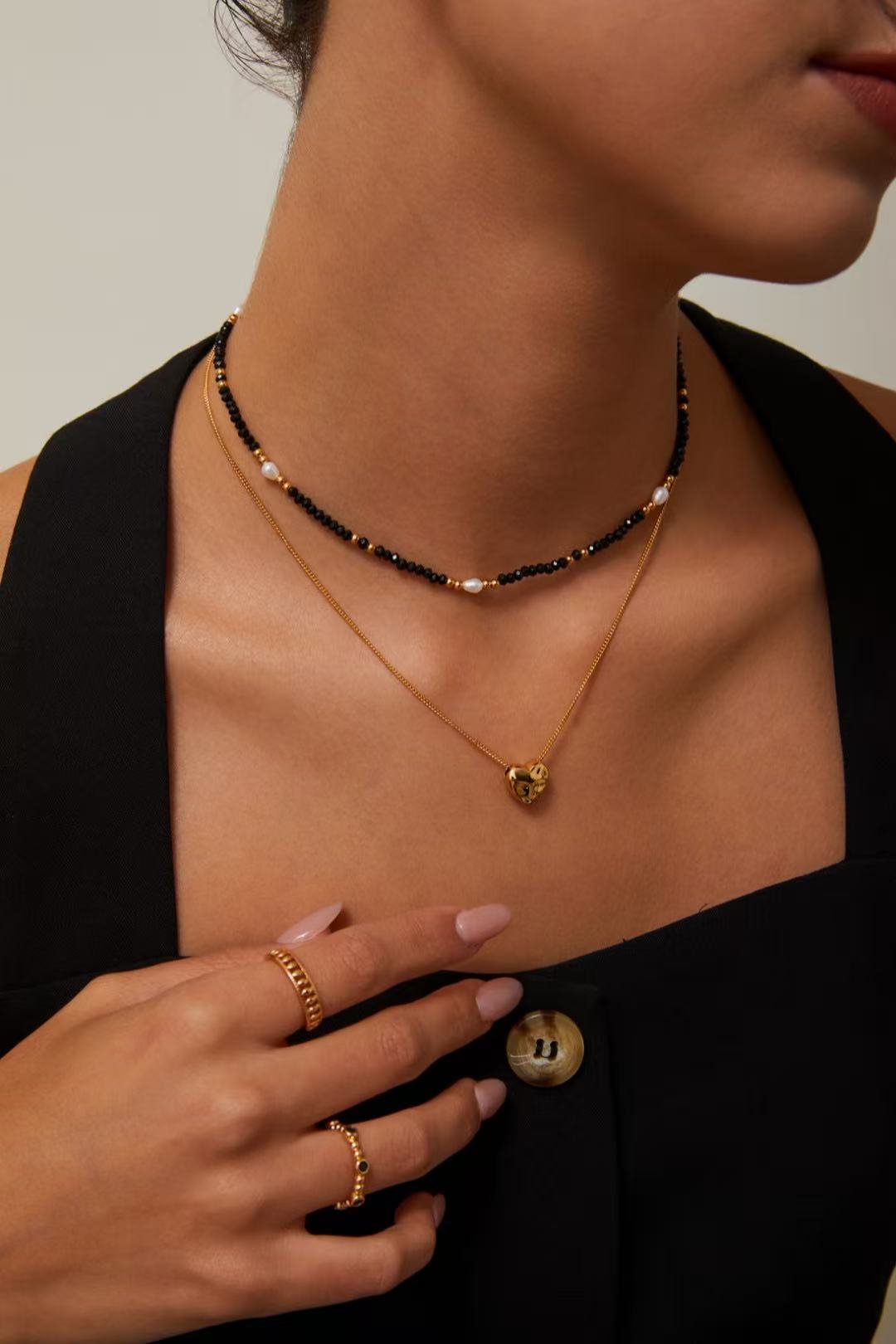 Collier Éclipse Dorée porté sur modèle, vue rapprochée du bijou au cou