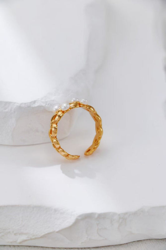 Bague dorée ajustable en argent 925 avec perles naturelles sur fond blanc