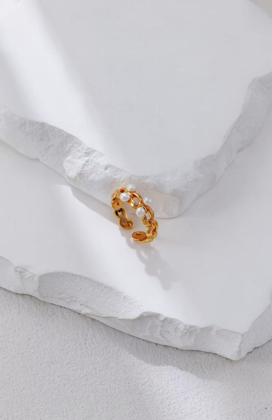 Vue de dessus de la bague dorée tressée avec perles naturelles