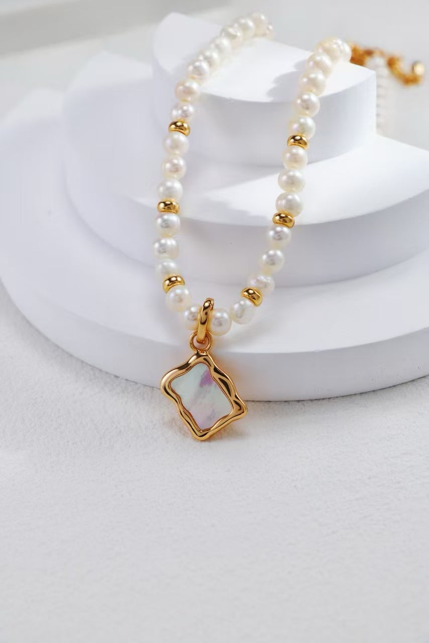 Zoom sur le pendentif nacré à monture dorée du collier Reflet de Nacre