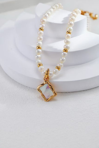 Zoom sur le pendentif nacré à monture dorée du collier Reflet de Nacre