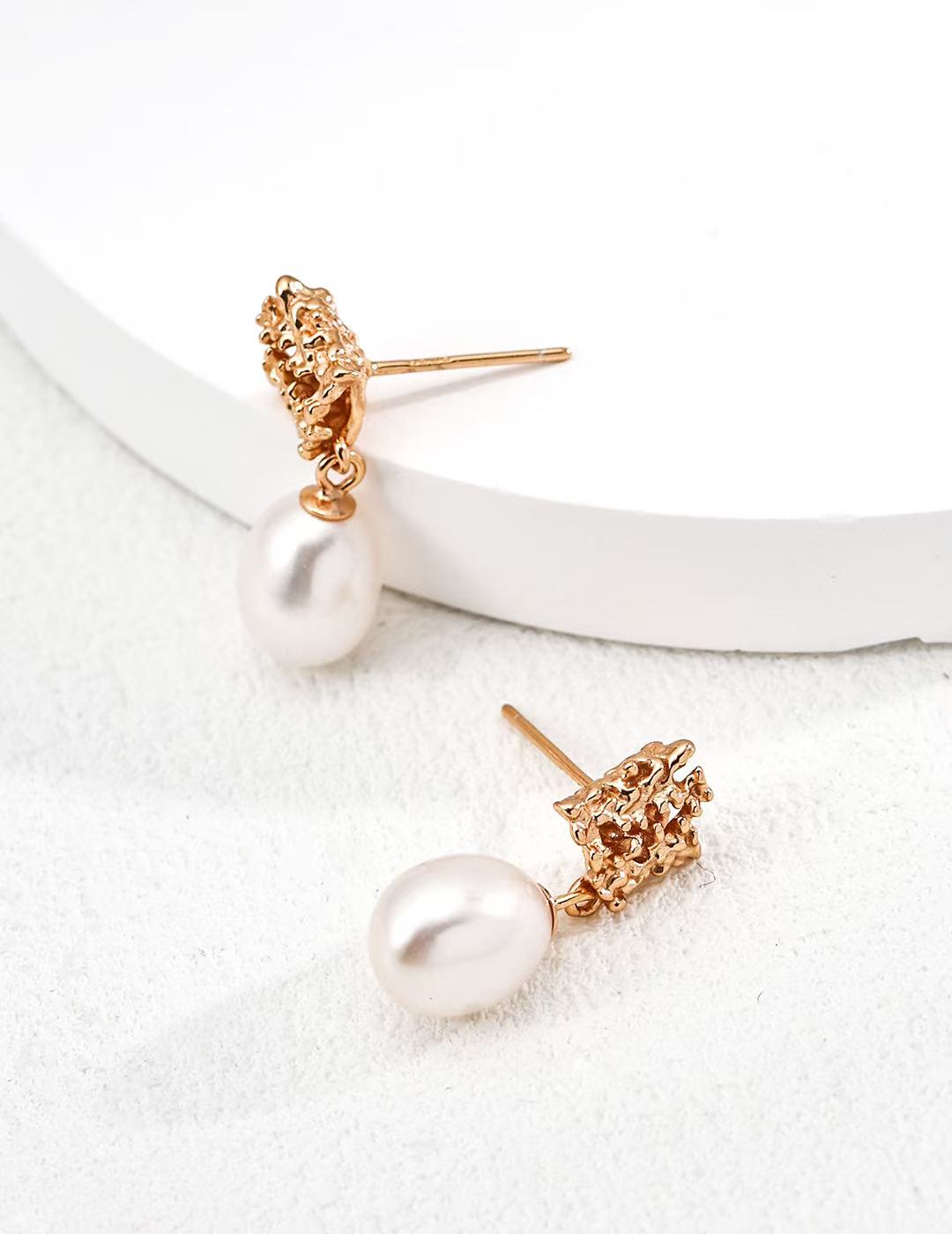 Détail des boucles d’oreilles Meiperle Rocaille Dorée – perle blanche sur support doré en argent 925