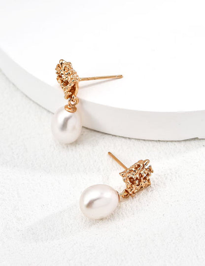 Détail des boucles d’oreilles Meiperle Rocaille Dorée – perle blanche sur support doré en argent 925