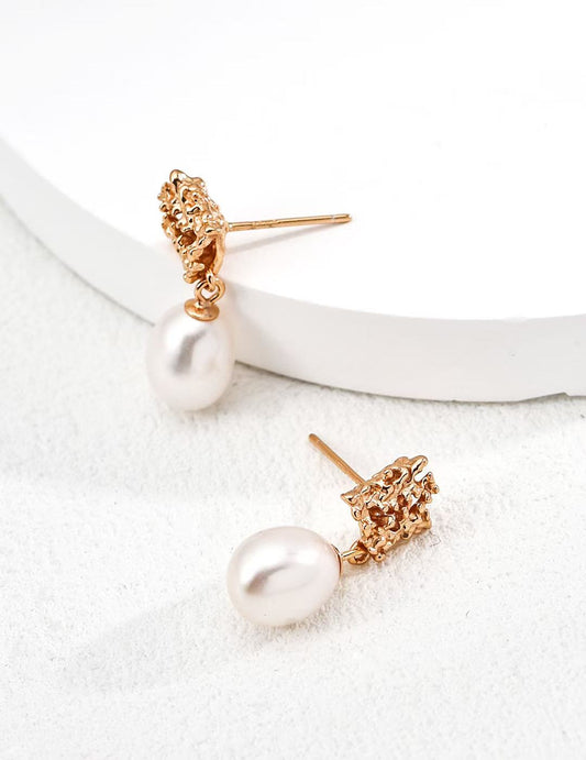 Détail des boucles d’oreilles Meiperle Rocaille Dorée – perle blanche sur support doré en argent 925