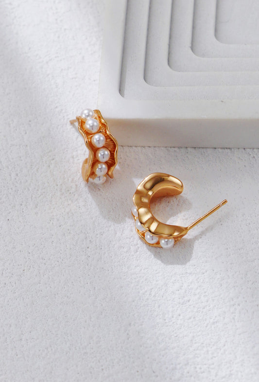 Boucles d’oreilles Vagues d’Or en perles naturelles et dorure S925 posées à plat sur fond clair