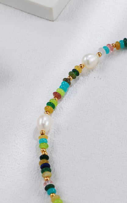 Détail des pierres naturelles multicolores du bracelet MeiPerle
